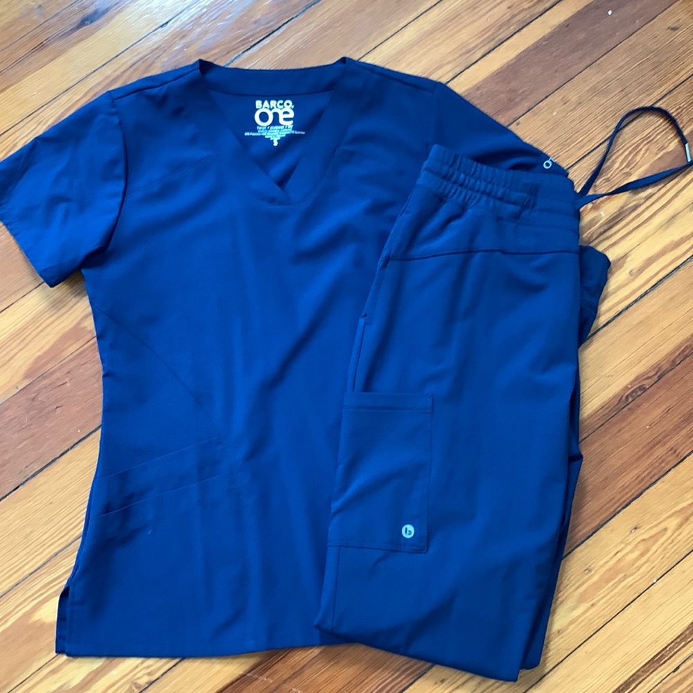 Barco One scrub set